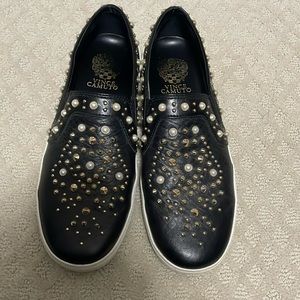 Black studded Vince camuto shoes worn twice size 8.5